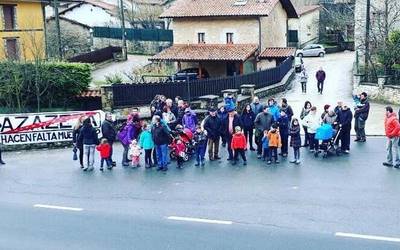 Herria bitan zatitzen duen errepidearen aurka protesta egin dute Azazetan