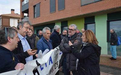 Aurrez aurre jarri ditu AHTak Diputazioa eta Añanako herritarrak