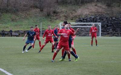 Derbi beroa jokatu dute Antzuola eta Bergarak (2-0)