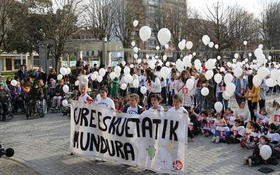 Bakearen aldeko 400 puxika Zornotzako zerura