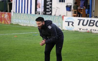 Xabier Artetxe entrenatzailea elkarrizketatu dute Arrate Irratian