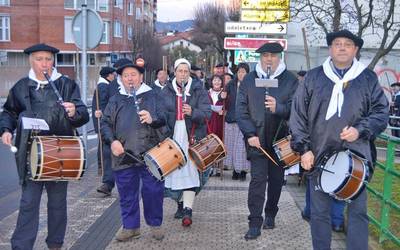 Aterkia soinean, baina makila astintzeari utzi gabe