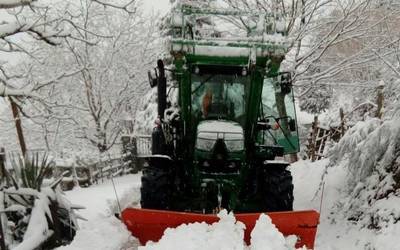 Badabil traktorea bideak garbitzen