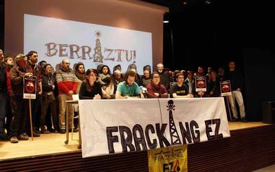 'Fracking'-arekin aurrera jarraituko duen edo ez argitzeko eskatu diote Jaurlaritzari