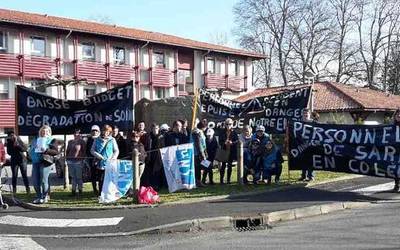 Lan baldintzak okerrera egin dutela salatu dute Sarako zahar etxeko langileek