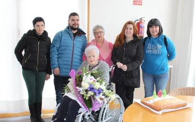 “Egunean basotxo bat ardo hartzea da 103 urte hartzeko sekretua”