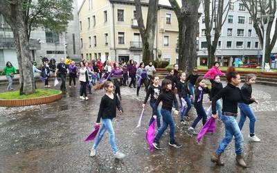 Indarkeria matxista dantzaren eta musikaren bidez salatu dute