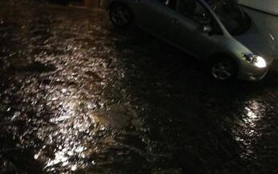 Auto bat zintzilik geratu da Mari kaleko eskaileratan