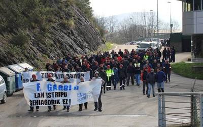 Bi hilabeteko tartean gertatutako lan istripuak salatzeko protesta egin dute Garbin