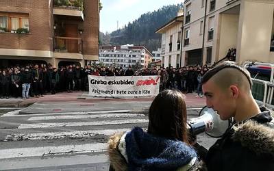Arizmendiko Ikasle Abertzaleek protesta egin dute greba eskubidea aldarrikatuz, eztabaida artean
