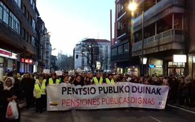 "Pentsio duinen" aldeko mobilizazio zabala izan da Gasteizko kaleetan