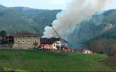 BIDEOA  |  Baserri  batek  su  hartu  du  Zeberion