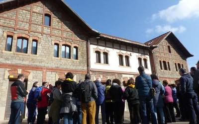 60 lagunetik gora elkartu dira trenaren ibilbidea ezagutzeko