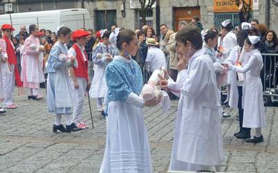 Dozenaka haur jaioberri erroldatuko dituzte gaur, salto eta dantza artean