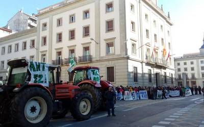 Lautadako AHTren aurkako aldakarripenek zeharkatu dute Gasteiz