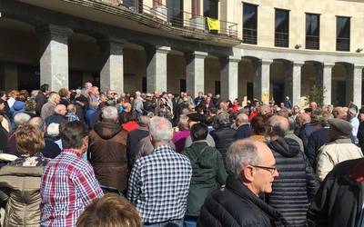 Ehunka pentsionista atera dira plazara "pentsio duinak" aldarrikatzeko