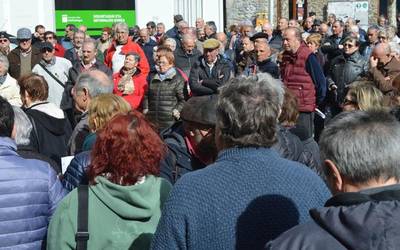 Jendetza, lehenengo protestan