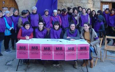 Martxoak 8ko greba feministara deitu dituzte Sakanako emakumeak