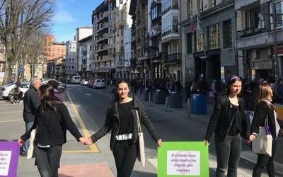 Manifestazio historikoa egin dute Durangon feministek