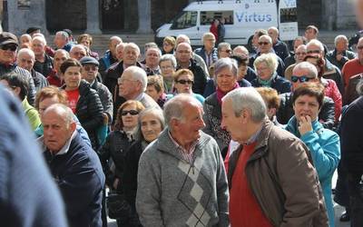 Aiaraldeko plazak bete dituzte beste behin pentsionistek