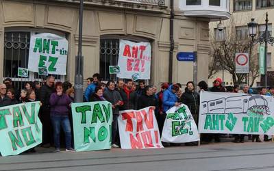 Egungo trenbidea modernizatzeko aukera aztertzeko eskatu dute