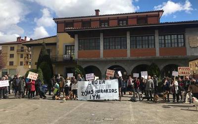 Zaldibarko Olazar parkean txakurrak solte ibili ahal izatea eskatu dute elkarretaratzean