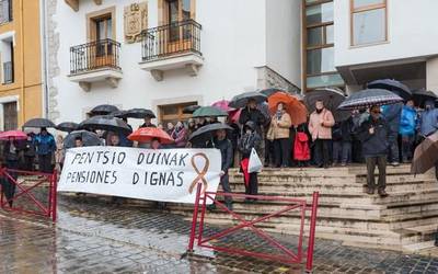 Pentsiodunek elkarretaratzea egin dute gaur ere pentsio duinak eskatzeko