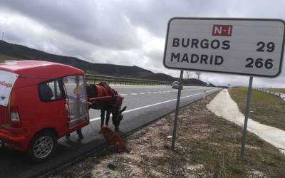 Santurtzitik Santiagorainoko bidea mando baten laguntzarekin egiten ari da Gines Lopez