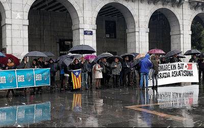 Kataluniako espetxeratzeak salatzeko elkarretaratzeak egin dituzte Elgoibarren eta Mendaron