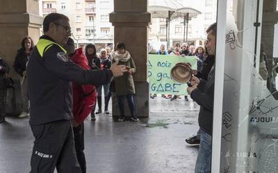 Elkarretaratzea antolatu dute Erandioko kiroldegietako grebalariek biharko