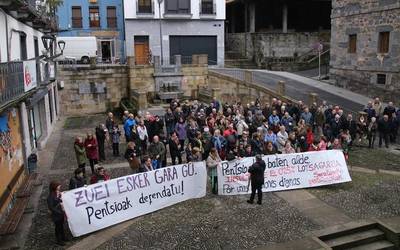 Kalez kale, zarata ateraz ozenago egin dute protesta