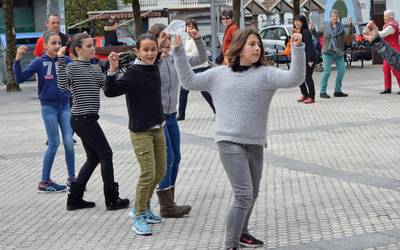 Plaza dantzekin zita bihar, Joseba Barandiaran plazan