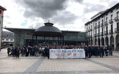 Pentsio publiko eta duinen aldarria kalera atera dute beste behin