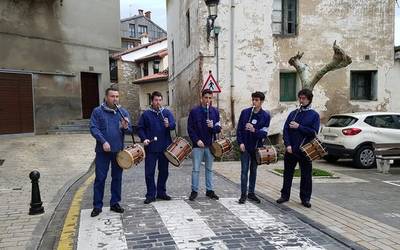 BIDEOA: Txistularien San Telmo jaietako kalejira