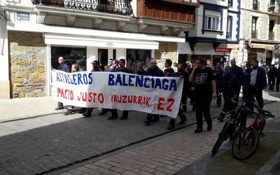 Balenciagako langileek manifestazioa egin dute