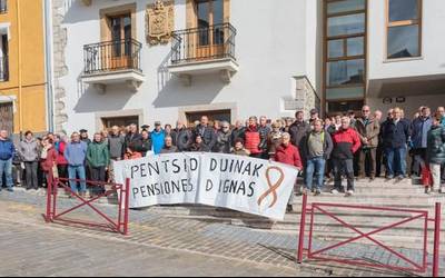 Pentsiodunak udaletxe aurrean elkarretaratu dira gaur ere