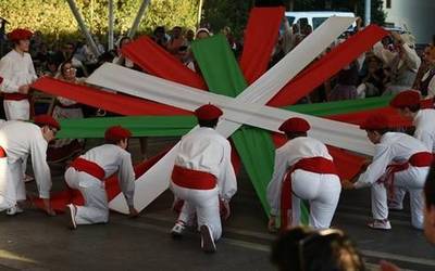 Itxarkundia dantza taldeak ekintzaz beteriko apirila prestatu du