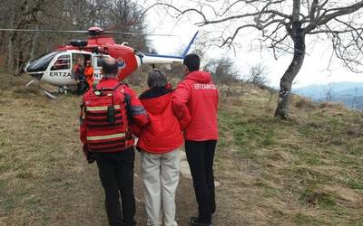 Edadetu bat erreskatu zuten atzo helikopteroz Gorobelen