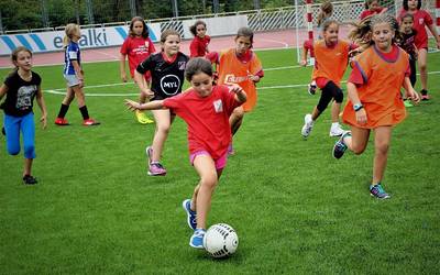 Neska futbolariak Kalegoen plazan arituko dira futbolean