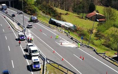 Kamioi batek eta furgoneta batek istripua izan dute Eskoriatzan, AP-1ean