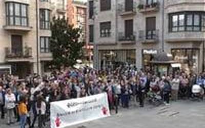 "Manada"-ren auziaren epaiaren aurka protesta egiteko bildu ziren ehundaka lagun