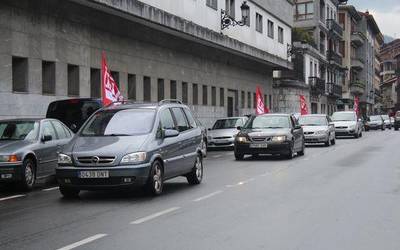 LABek deitutako auto karabana igaro da Azpeititik