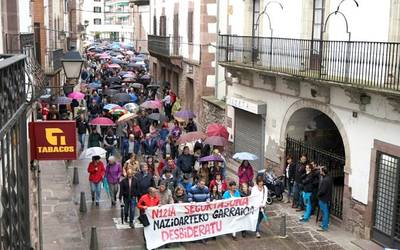 Belateko mendi gainetik nazioarteko zama garraiorik pasa ez dadin eskatuz mila lagun bildu dira Elizondoko manifestazioan