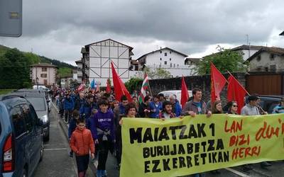 Lan, bizi eta herri duina eskatuz manifestazioa egin dute Donezteben maiatzaren 1ean