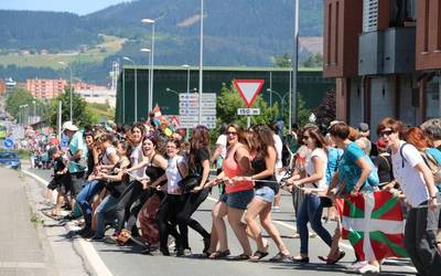 Gure Esku Dagok deituta gazte argazkia aterako dute gaur, plazan