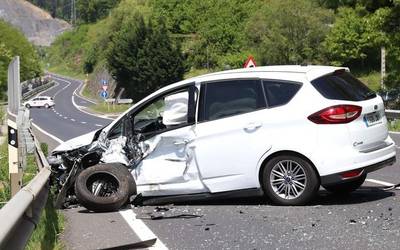 Zauritu bat izan da Aretxabaletako saihesbidean bi autok aurrez aurre talka egin ostean