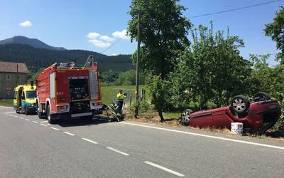 Auto batek istripua izan du Okondon