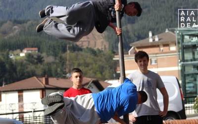 Parkourra, Aiaraldeko kale eta plazetara salto egiteko prest