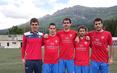 Futbolean, lau jokalarik eta entrenatzaileak agur esan dute