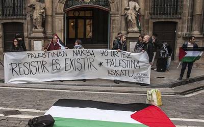 Israeli boikota egiteko deia eginez eta Palestinarekin elkartasunez, elkarretaratzea, Iruñean